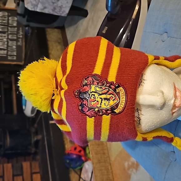 🌟3/$25🌟 Official Harry Potter Red/Yellow Gryffindor Woman's Winter Hat - Picture 1 of 6